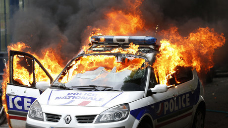 Voiture de police incendiée : un Américain de 27 ans écroué (VIDEO)