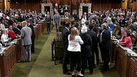 Canada : Justin Trudeau ne sera pas inquiété pour avoir joué du coude contre une députée (VIDEO)