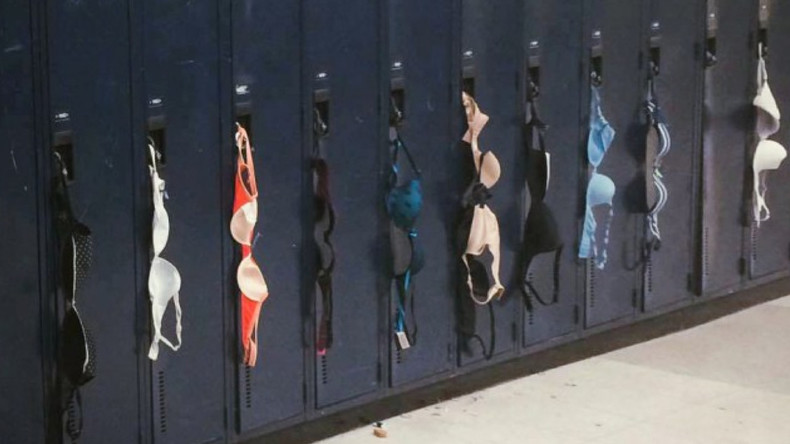 Des élèves d'une école de Montréal manifestent contre le port obligatoire du soutien-gorge