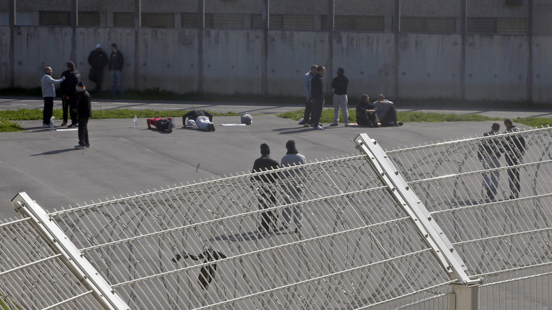 Radicalisation : Urvoas fustige le manque de surveillance dans les prisons
