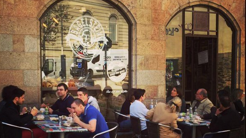 Quatre jeunes en prison pour avoir attaqué un restaurant Bagelstein considéré sexiste