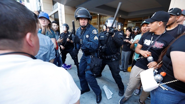 Des partisans de Donald Trump attaqués par des opposants lors d’un meeting à San José (VIDEO)