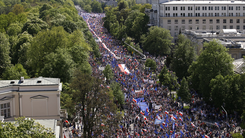 Pologne : une marche anti-gouvernementale se déroule dans le centre de Varsovie