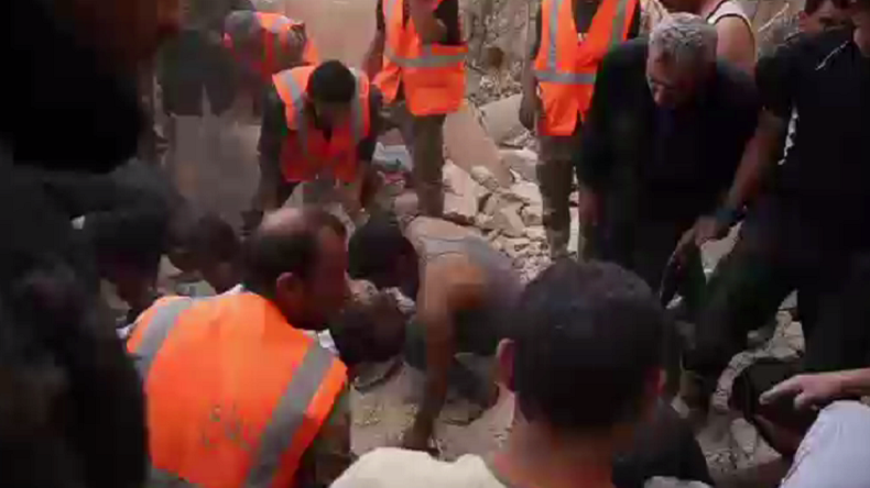Une fillette miraculeusement sauvée des décombres à Alep après l'offensive du Front al-Nosra (VIDEO)