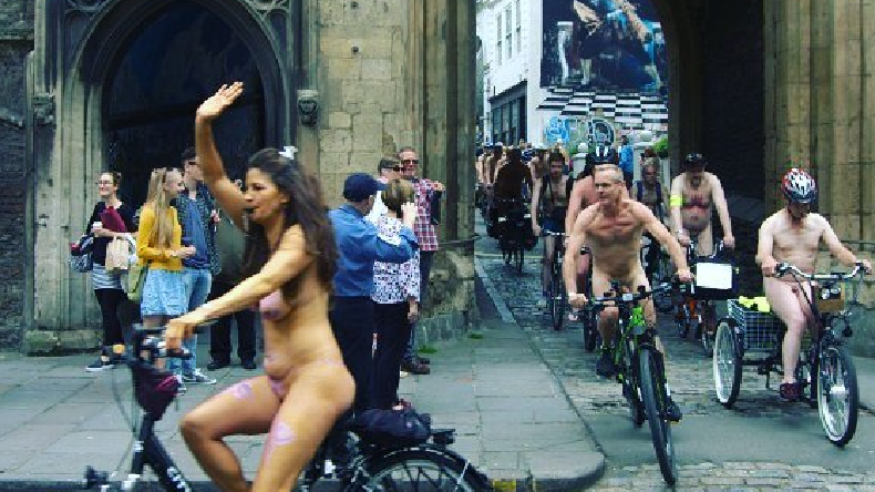 #WorldNakedBikeRide : des centaines de cyclistes roulent nus à Bristol au Royaume-Uni (PHOTOS)
