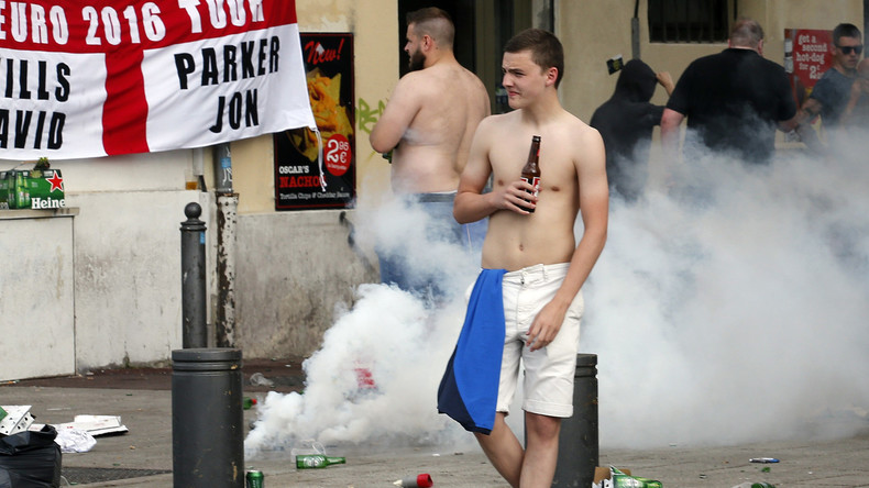 Euro 2016 : de nouveau des affrontements entre les fans anglais et la police à Marseille (VIDEO)