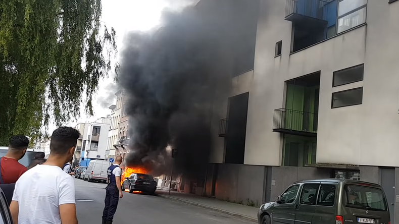 Belgique : un suspect de 18 ans arrêté pour avoir incendié une voiture de police à Molenbeek
