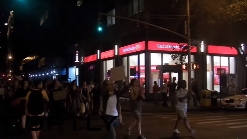 VIDEO : quatre arrestations lors d'une marche de solidarité avec les victimes de la tuerie d'Orlando