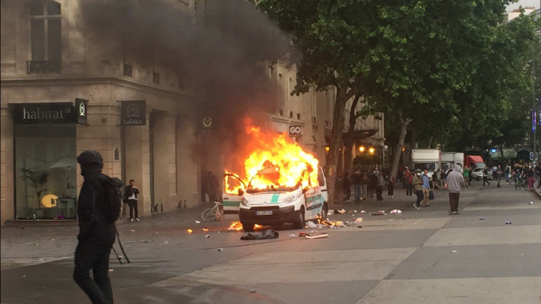 Trois voitures incendiées à Paris après la manifestation anti-gouvernementale (IMAGES)
