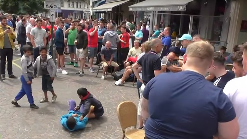 Lille : quand une Française apprend les bonnes manières aux supporters birtanniques (VIDEO)