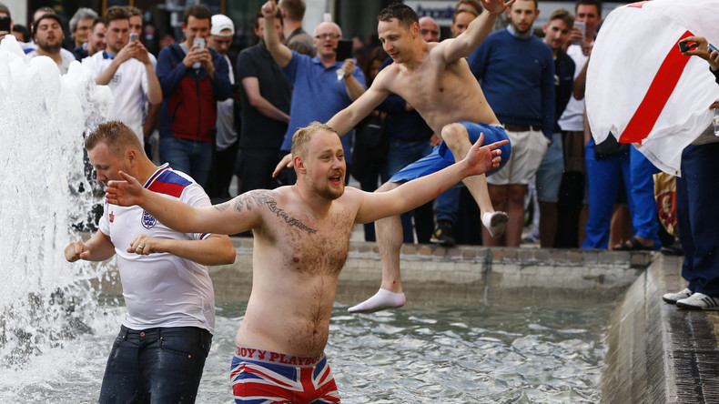 Des supporters anglais font boire de la bière à un enfant rom de sept ans pour de l’argent