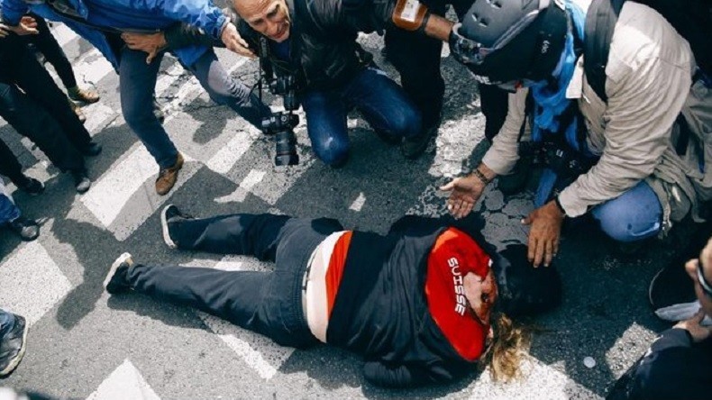 Un activiste sévèrement blessé au dos : bavure de la police... ou des manifestants ?