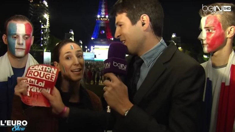 En plein direct sur l'Euro de foot, une militante met un «carton rouge à la loi travail»