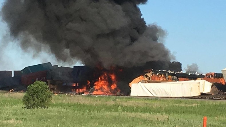 Etats-Unis : incendie après une violente collision entre deux trains au Texas (VIDEO, IMAGES)