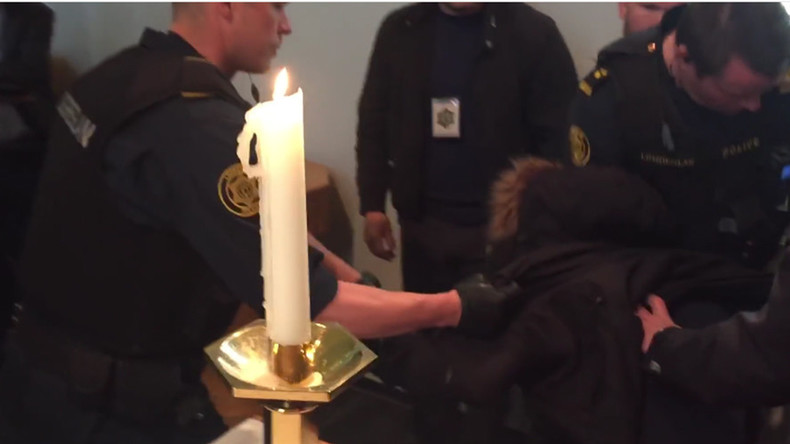 Islande : la police évacue deux réfugiés d’une église à Reykjavik (VIDEO)