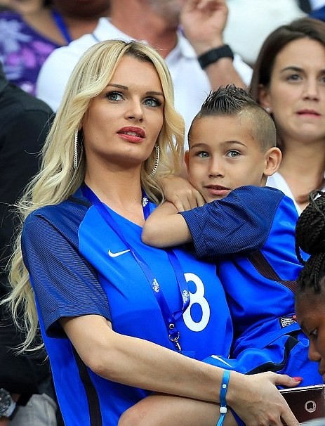 Les meilleurs supporters français : les femmes des joueurs encouragent leurs maris à Saint-Denis