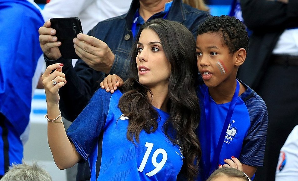 Les meilleurs supporters français : les femmes des joueurs encouragent leurs maris à Saint-Denis