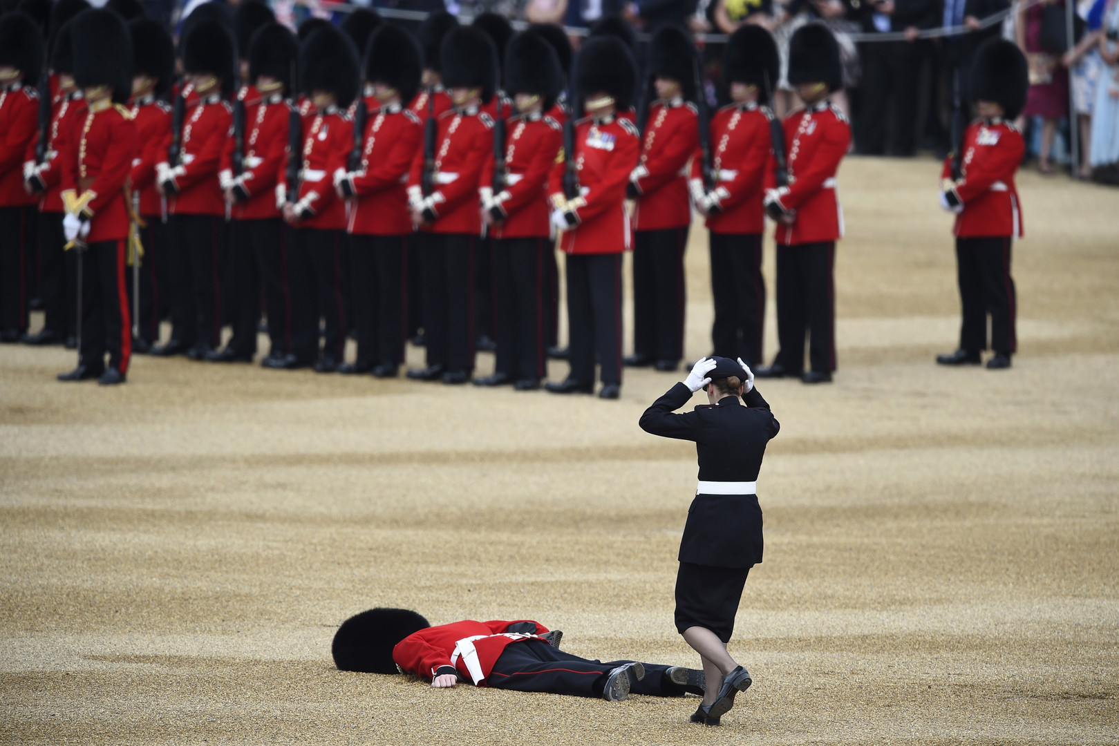 Oh my god ! Un garde royal anglais s'effondre lors de l'anniversaire de la reine