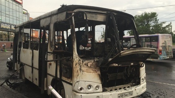 Un minibus avec 20 passagers à bord explose à Saint-Pétersbourg (PHOTOS, VIDEO)