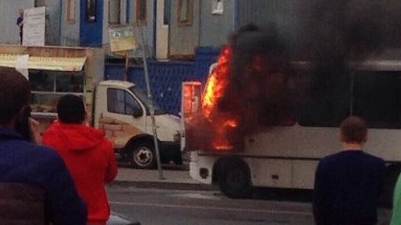 Un minibus avec 20 passagers à bord explose à Saint-Pétersbourg (PHOTOS, VIDEO)