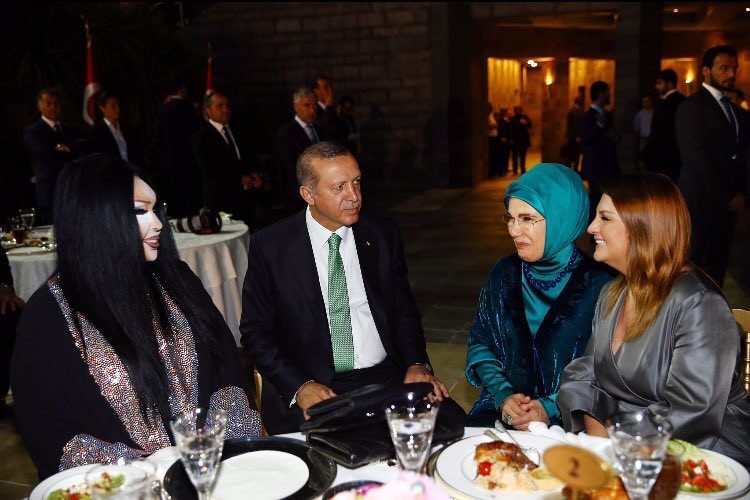 Après la répression d'une manifestation LGBT, Erdogan prend son dîner avec...une diva transsexuelle