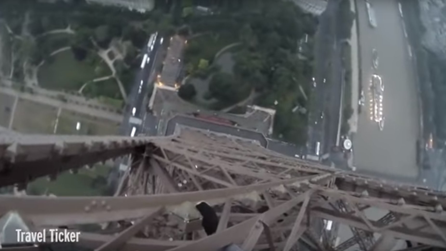 Des casse-cous russes escaladent la Tour Eiffel sans équipement de sécurité (VIDEO CHOC)