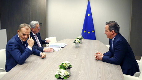 Le Premier ministre britannique David Cameron (droite) rencontre le président du Conseil européen Donald Tusk (gauche) et le président de la Commission européenne Jean-Claude Juncker (centre) pour discuter du Brexit à Bruxelles, le 19 février 2016