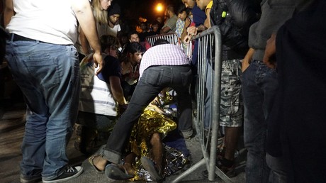 Une dizaine de migrants blessés dans des affrontements avec la police à Lesbos (IMAGES)