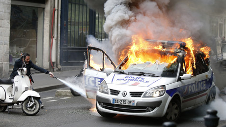 Voiture de police incendiée à paris le 18 mai