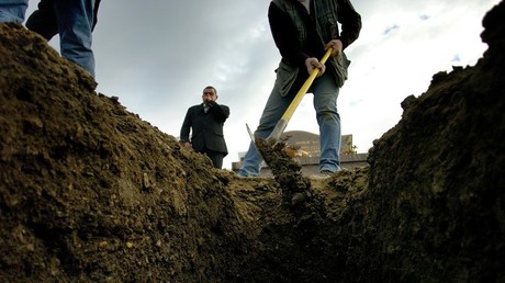 «A vos pelles… Prêts ? Creusez !» : des fossoyeurs hongrois en compétition pour élire le meilleur