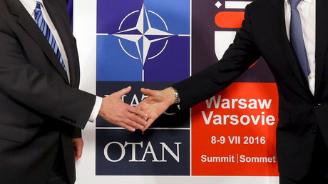  Le ministre des Affaires étrangères polonais et le secrétaire général de l'Otan se serrent la main