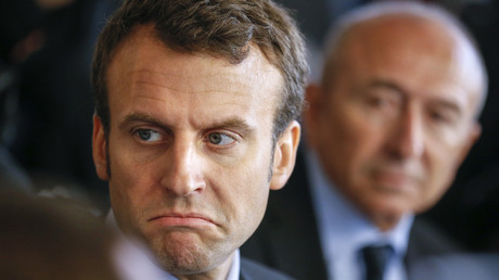 Emmanuel Macron, bousculé, reçoit des oeufs sur la tête lors d'une visite à Montreuil (VIDEO)