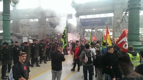 Euro 2016 : l'accès au train transportant la coupe perturbé Gare du Nord par des manifestants