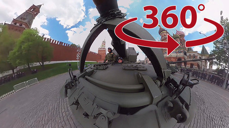 Des images panoramiques vous transportent sur la Place Rouge, où défilent les blindés russes