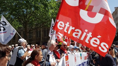 Les retraités défilent à Paris contre la précarisation de leur situation et la loi travail (VIDEO)
