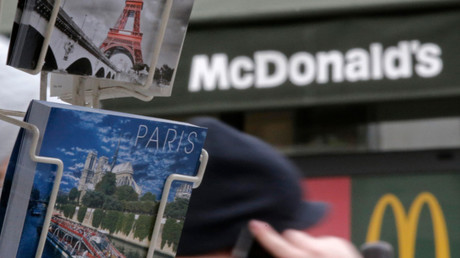 Le collectif des «Indignés de McDonald's» bloquent le restaurant de la fan zone à Paris 