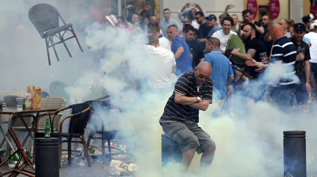 A Marseille, les supporters de se battent à coup de chaises de bistrot
