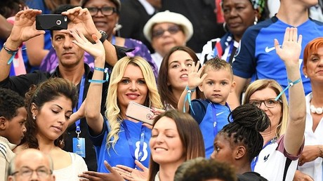 Les meilleurs supporters français : les femmes des joueurs encouragent leurs maris à Saint-Denis