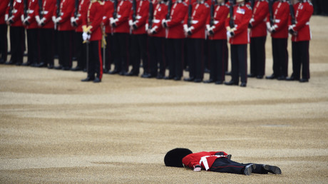 Oh my god ! Un garde royal anglais s'effondre lors de l'anniversaire de la reine