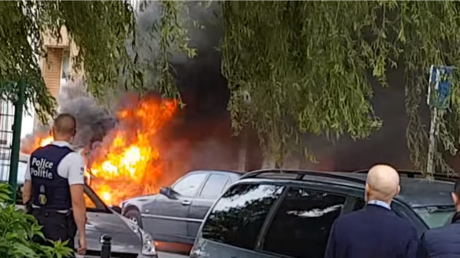 Violences dans le quartiers de Molenbeek en Belgique : deux voitures de polices incendiées