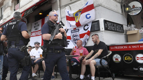 Policiers français devant des supporters de l'équipe d'Angleterre