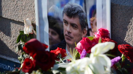 Moscou : des activistes déposent des fleurs sur le lieu de l’assassinat de Boris Nemtsov (VIDEO)