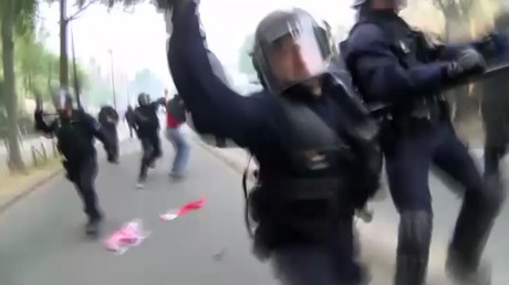Les équipes de RT et de Ruptly attaquées en direct lors de la manifestation de Paris (VIDEO)