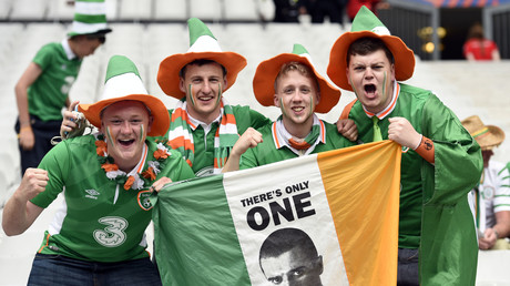 Strip-tease, chenille et déguisements : vive les supporters irlandais !