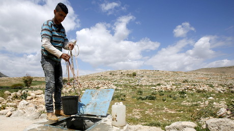 Un palestinien puise de l'eau près de Naplouse