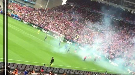 Un pétard blesse un stadier lors du match de football entre la Tchéquie et la Croatie (VIDEOS)