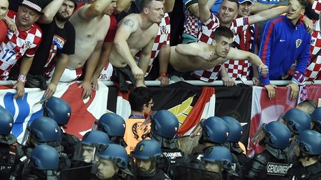 L'UEFA va sanctionner les fédérations turques et croates après des débordements de supporters