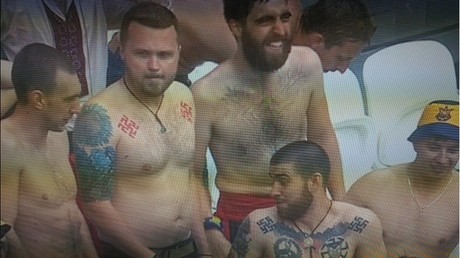 Des Ukrainiens arborant des tatouages nazis dans les tribunes lors du match contre l’Irlande du Nord