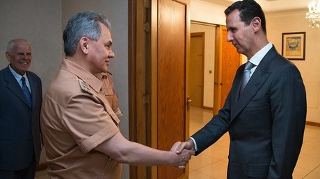 Le ministre russe de la Défense rencontre Assad et inspecte la base russe de Khmeimim en Syrie