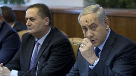 Le ministre des Transports et des Renseignements Israël Katz, (gauche) assis à côté du Premier ministre Benjamin Netanyahou